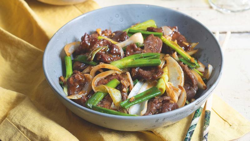 Stir-fry s hovězím a jarní cibulkou