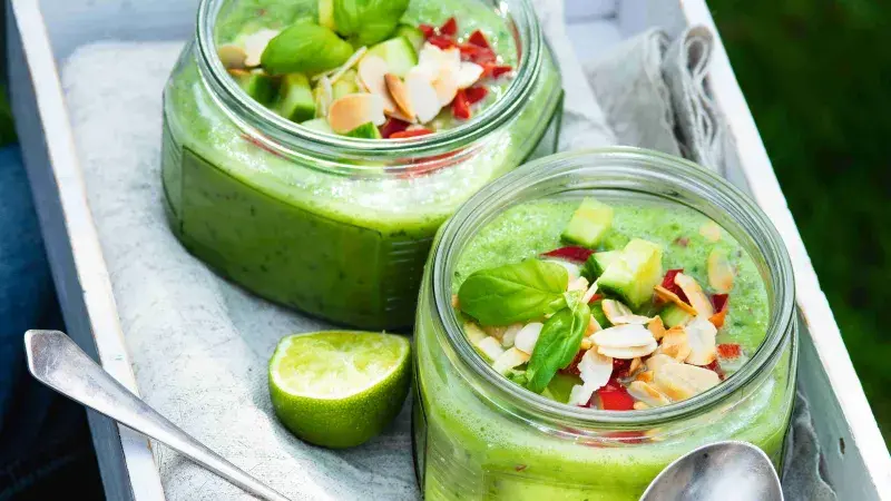 Studená okurková polévka