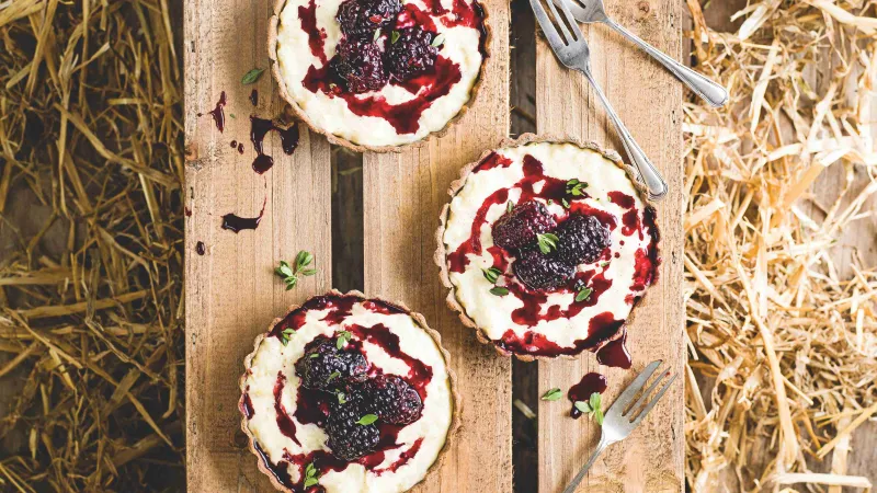 Tartaletky z pohankové mouky s mléčnou rýží a ostružinami