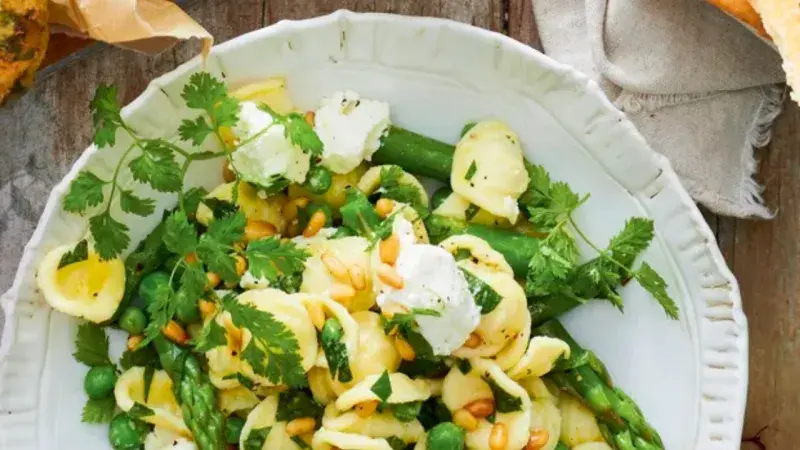 Těstovinový salát s hráškem a chřestem