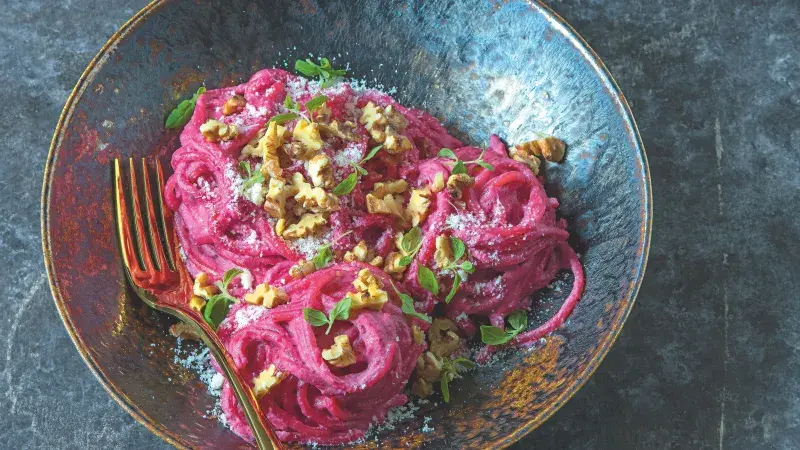 Těstoviny s omáčkou z červené řepy