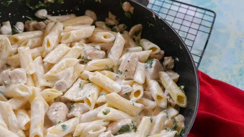 Těstoviny s kuřecím masem a smetanovo-sýrovou omáčkou