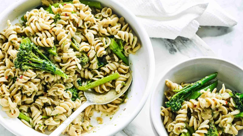 Těstoviny z jednoho hrnce se sardelkami a stonkovou brokolicí