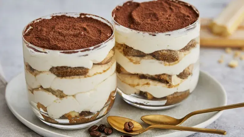 Tiramisu ve sklenici bez vajec