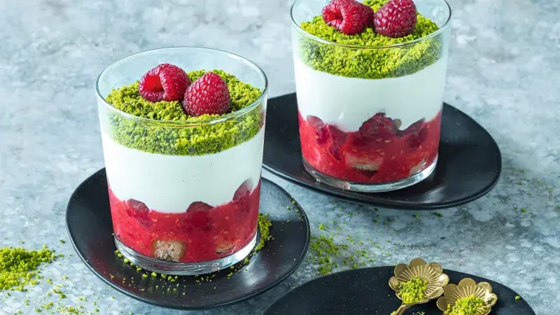 Tiramisu s bílou čokoládou, malinami a pistáciemi