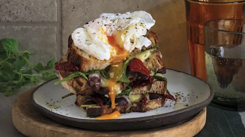 Toust s pošírovaným vejcem