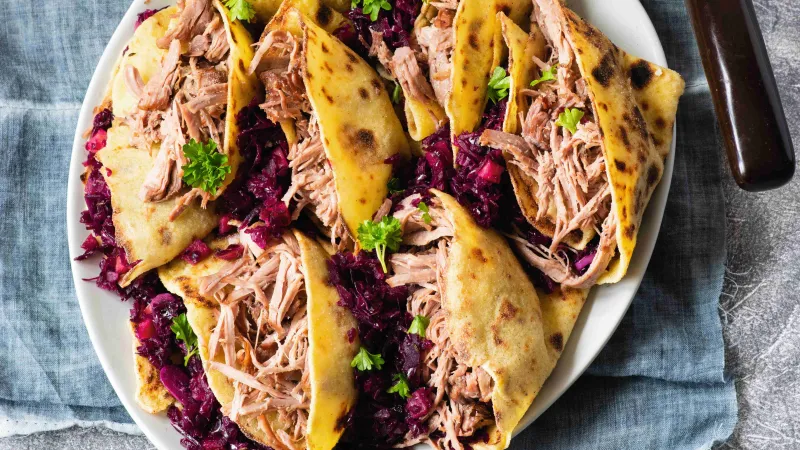 Trhané krůtí stehno na zelí a bramborové lokše