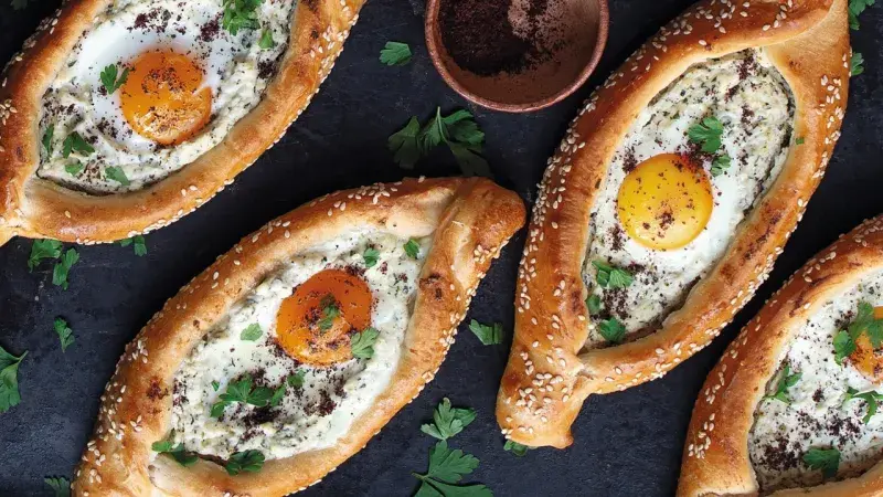 Turecké pide se sýrovou náplní a vejcem