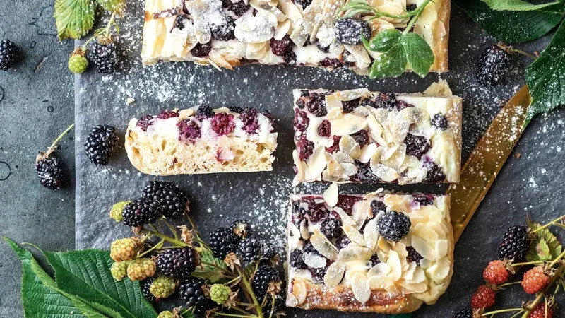 Tvarohový koláč s ostružinami a mandlemi