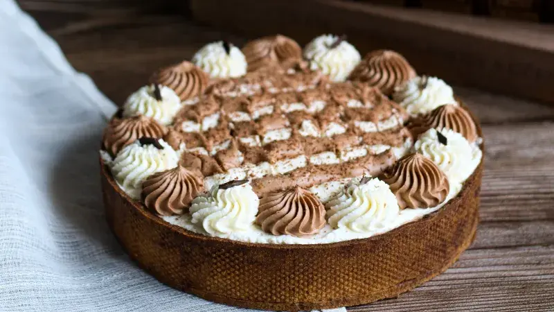 Vítězný Harlekýn Elišky Pácalové: tradiční kakaový korpus, ganáž z hořké čokolády, šlehačkový světlý krém a čokoláda