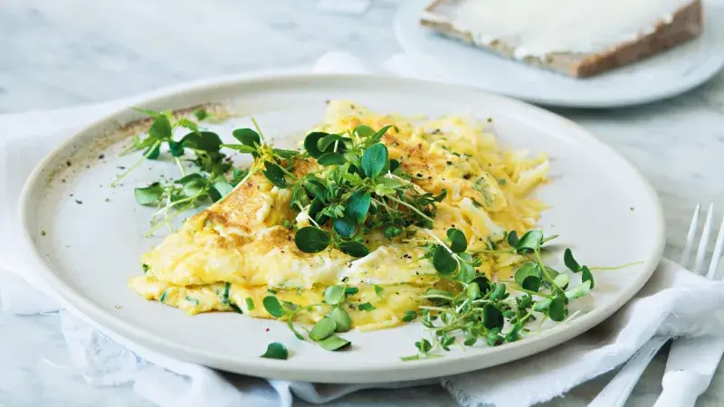 Vaječná omeleta s čedarem a bylinkami