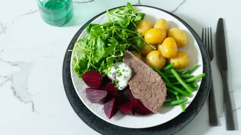 Vařené hovězí, brambory, zelenina a tatarka