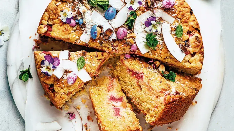 Velikonoční rebarborový koláč s kokosem a drobenkou