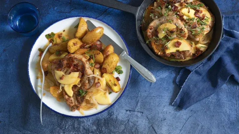 Vepřové kotlety s jablky a česnekovými bramborami