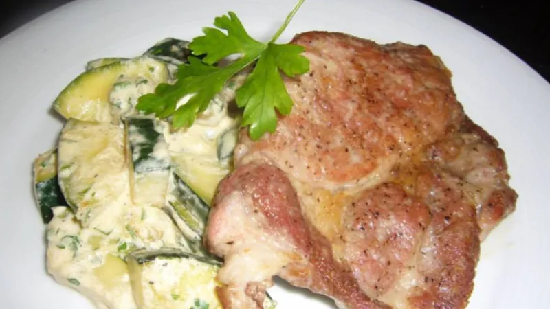 Vepřová krkovička s cuketou na smetaně