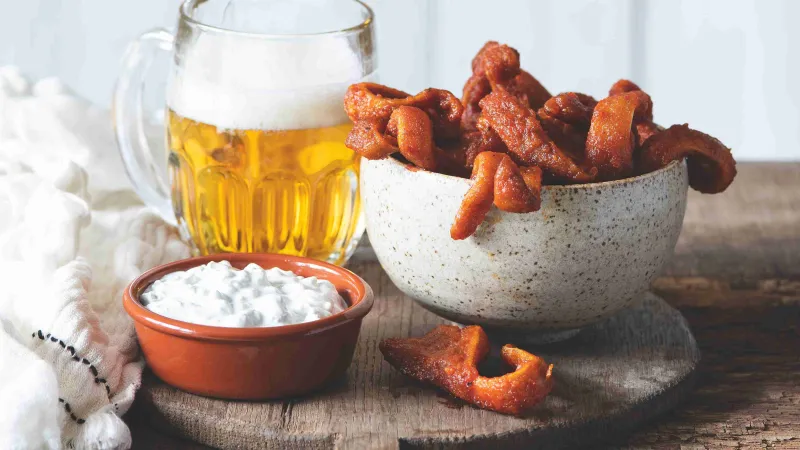 Vepřové ‚buffalo‘ uši s omáčkou z modrého sýra