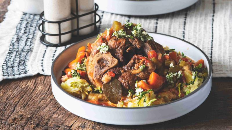 Vepřové ossobuco s křenovou gremolatou a šťouchanými brambory