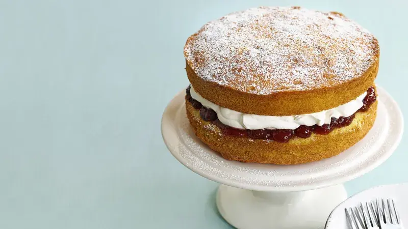 Piškotový dort s jahodovým džemem a šlehačkou (Victoria Sponge Cake)