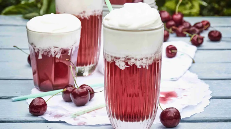 Višňová soda se smetanou