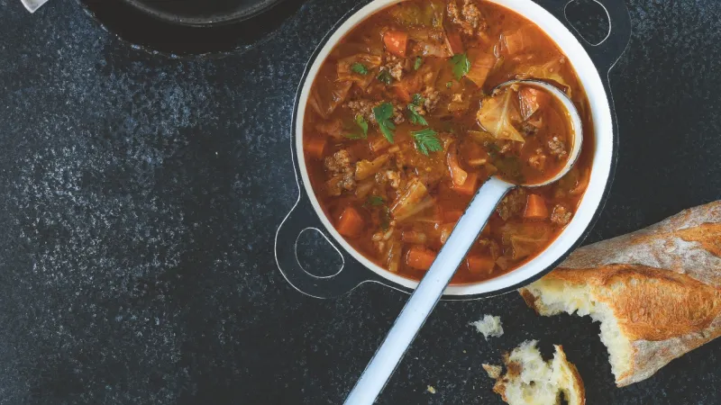 Vydatná polévka s hovězím a se zelím