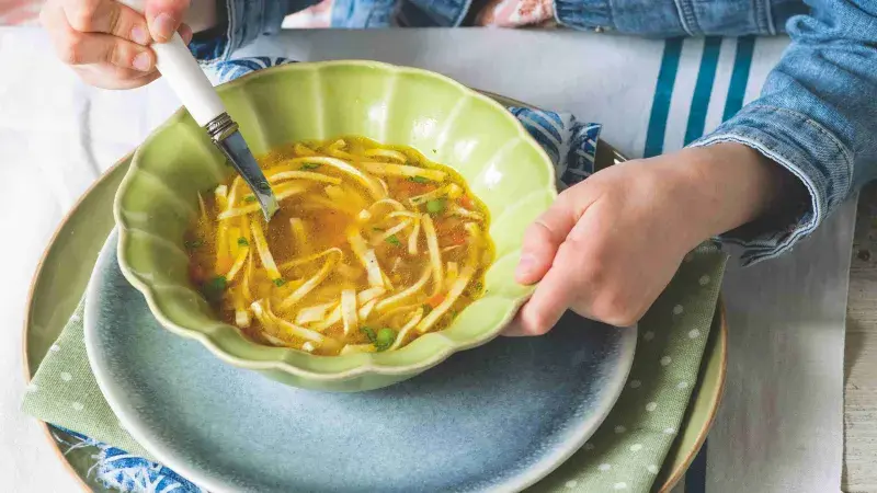 Vývar s vaječnými ‚těstovinami‘