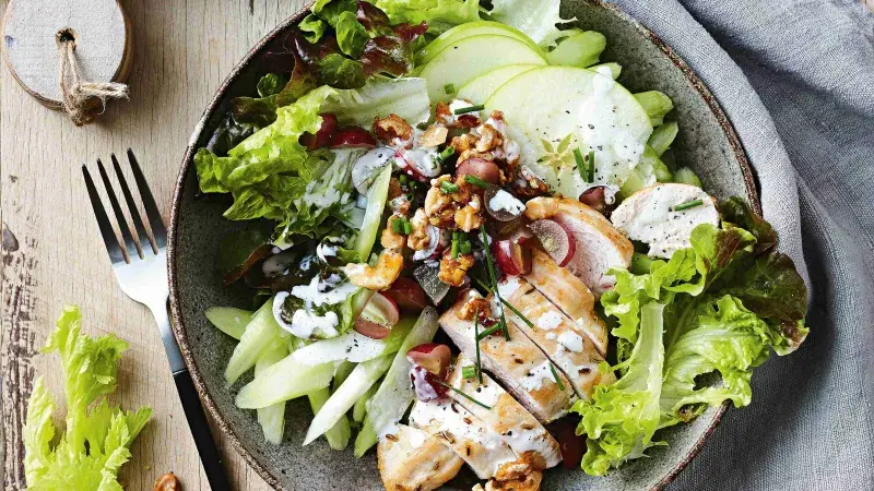 Waldorfský salát s kuřecím masem