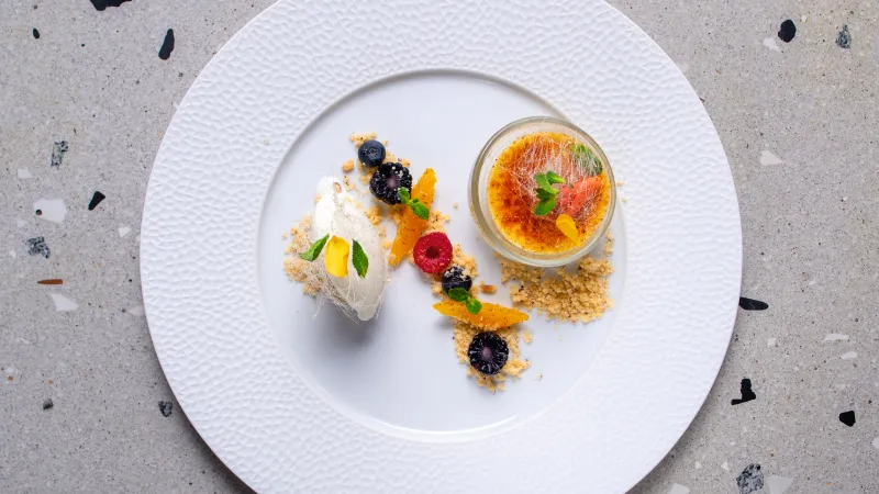 Zázvorové crème brûlée, ořechový crumble, kokosová zmrzlina