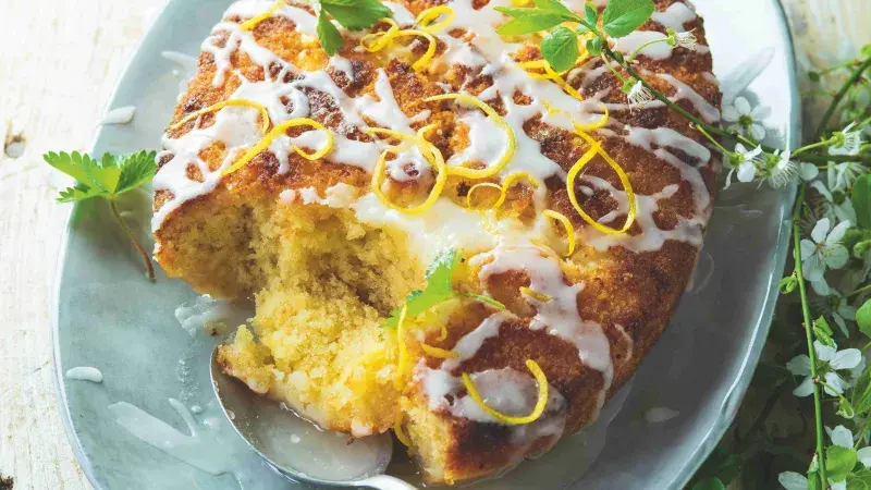 Zalévaný citronovo-bezinkový moučník