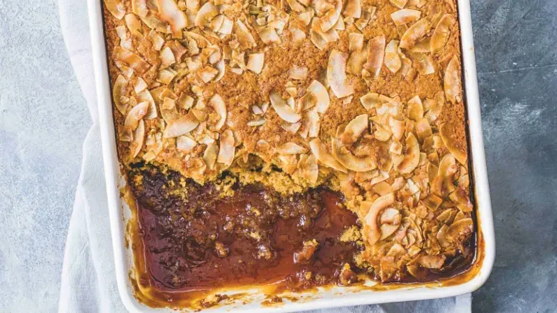 Zalévaný kokosovo-karamelový moučník