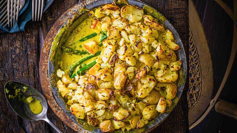 Zapečené brambory se sýrem paneer a kokosovým mlékem