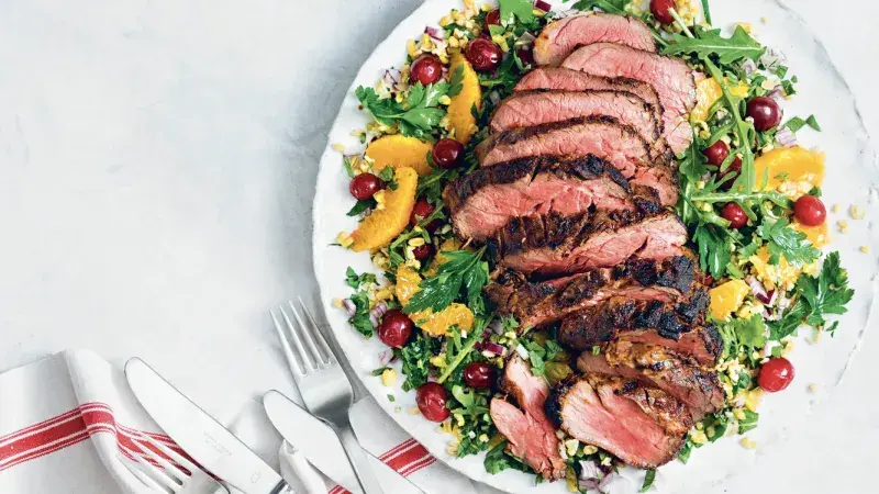 Zauzená hovězí svíčková se salátem