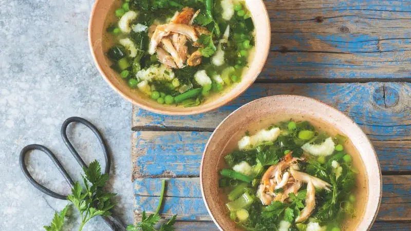 Zelená polévka s pestem a krupicovými nočky