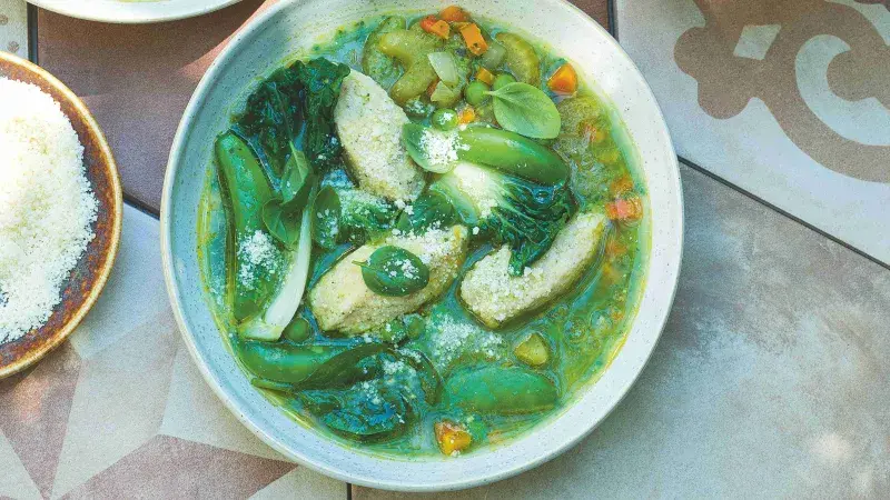 Zelená polévka minestrone s ricottovými knedlíčky