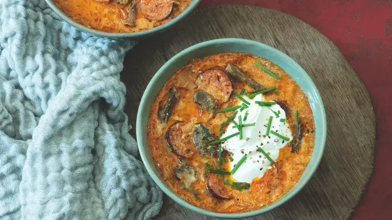 Zelňačka s paprikou a klobáskou