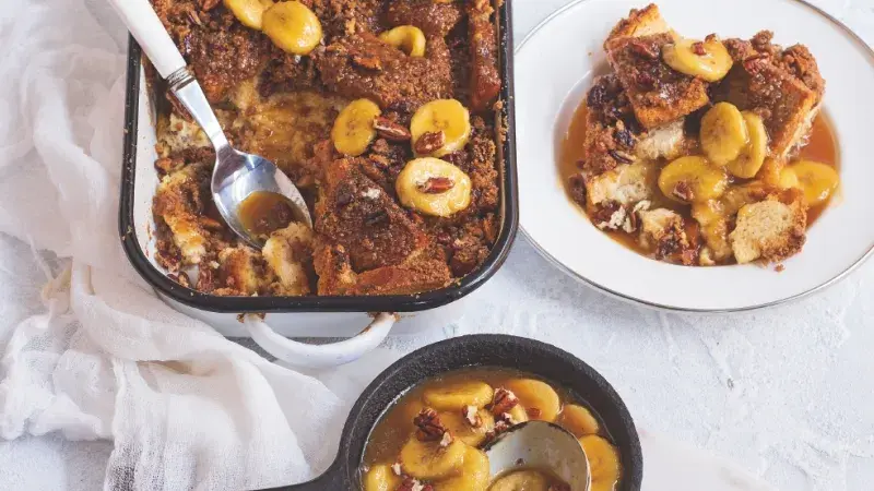 Žemlovka s pekanovou drobenkou a banány v karamelovém sirupu