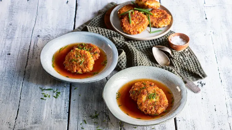 Opékaný sýrový knedlík ve vývaru