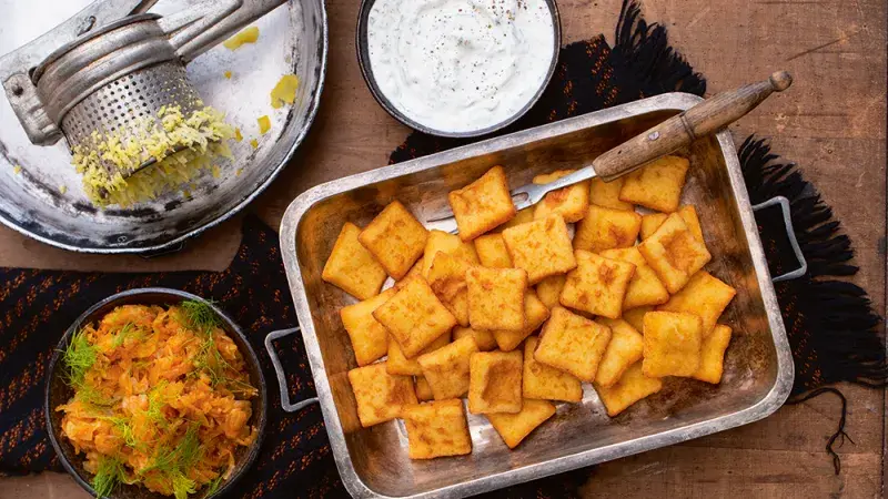 Bramborové lístečky s fenyklovým zelím a dipem 