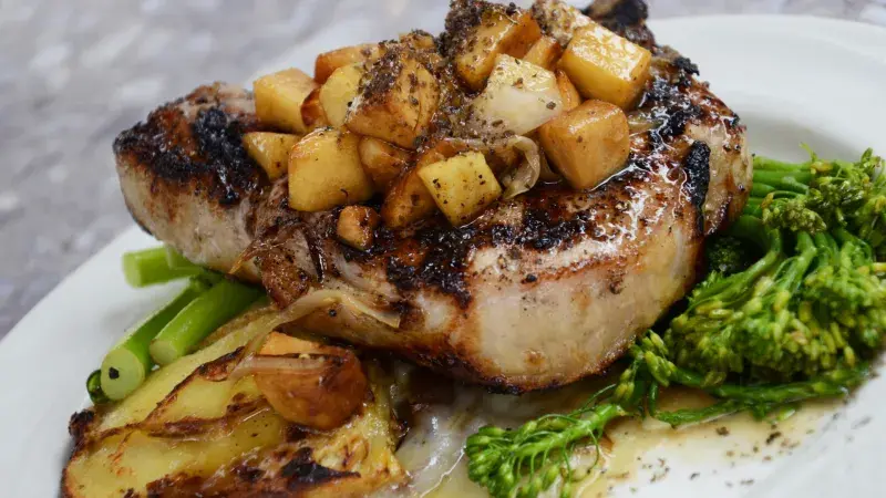 steak s bramborem a brokolicí