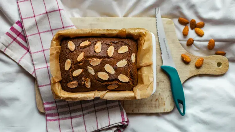 Bílkový chlebíček s ořechy a kandovaným ovocem