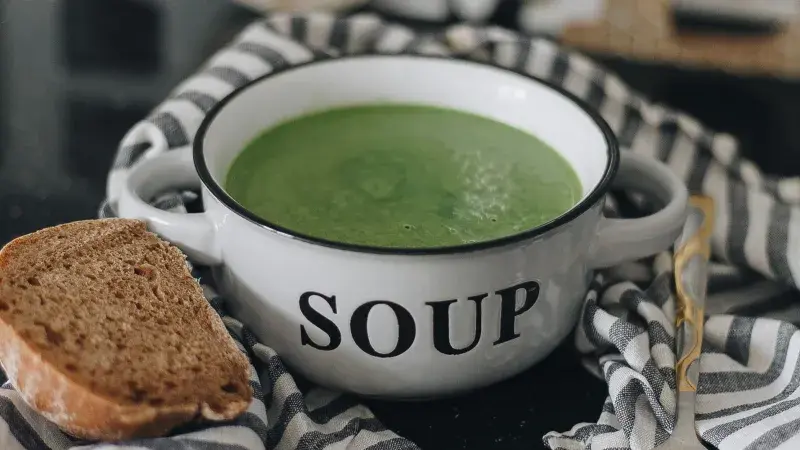 Brokolicová krémová polévka s jogurtem 