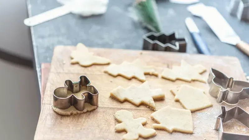 vykrajování vánočního pečiva