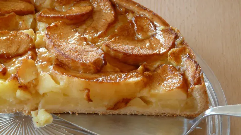 Obrácený jablkový koláč