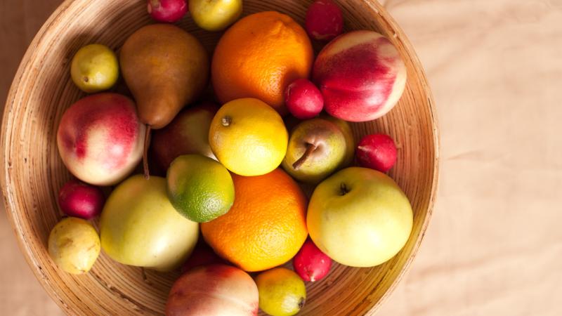 mísa s ovocem - citrusy, jablka, hrušky