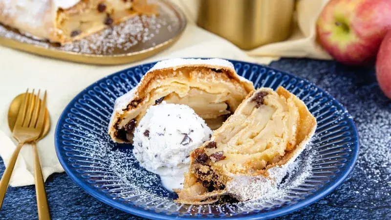 Jednoduchý jablečný štrúdl z listového těsta