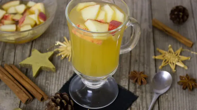 horký nápoj s jablkem