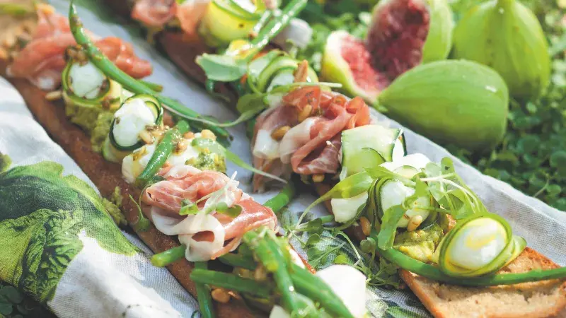 Bageta s parmskou šunkou a marinovanými fazolkami