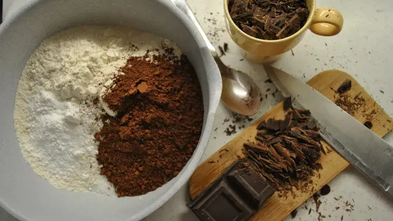 přísady na pečení - mouka, cukr, kakao, čokoláda