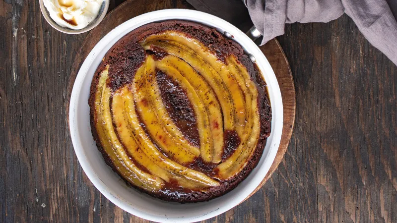 Obrácený banánový koláč z pánve