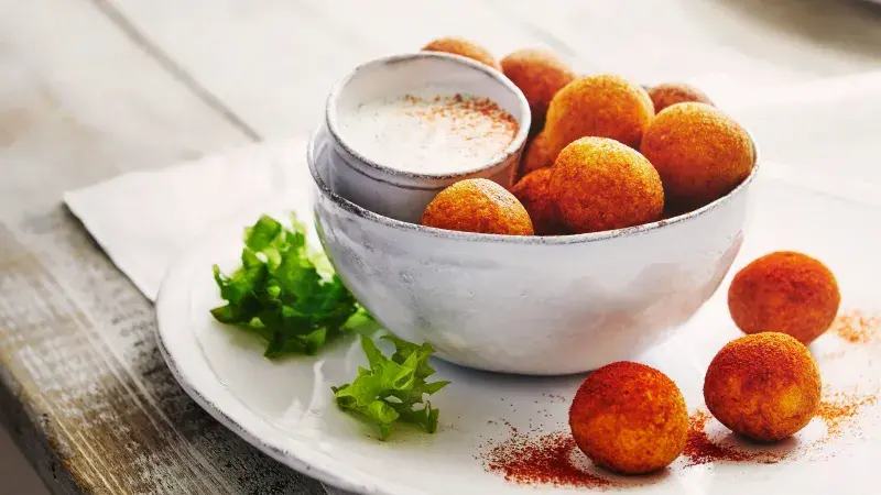 Bramborové krokety s paprikou a dipem ze zakysané smetany