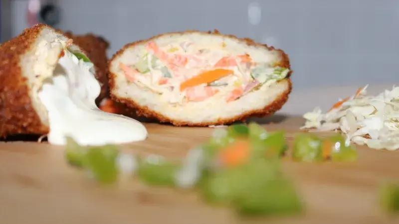 Kuřecí závitky se šunkou a s hráškovo-špenátovými brambůrky